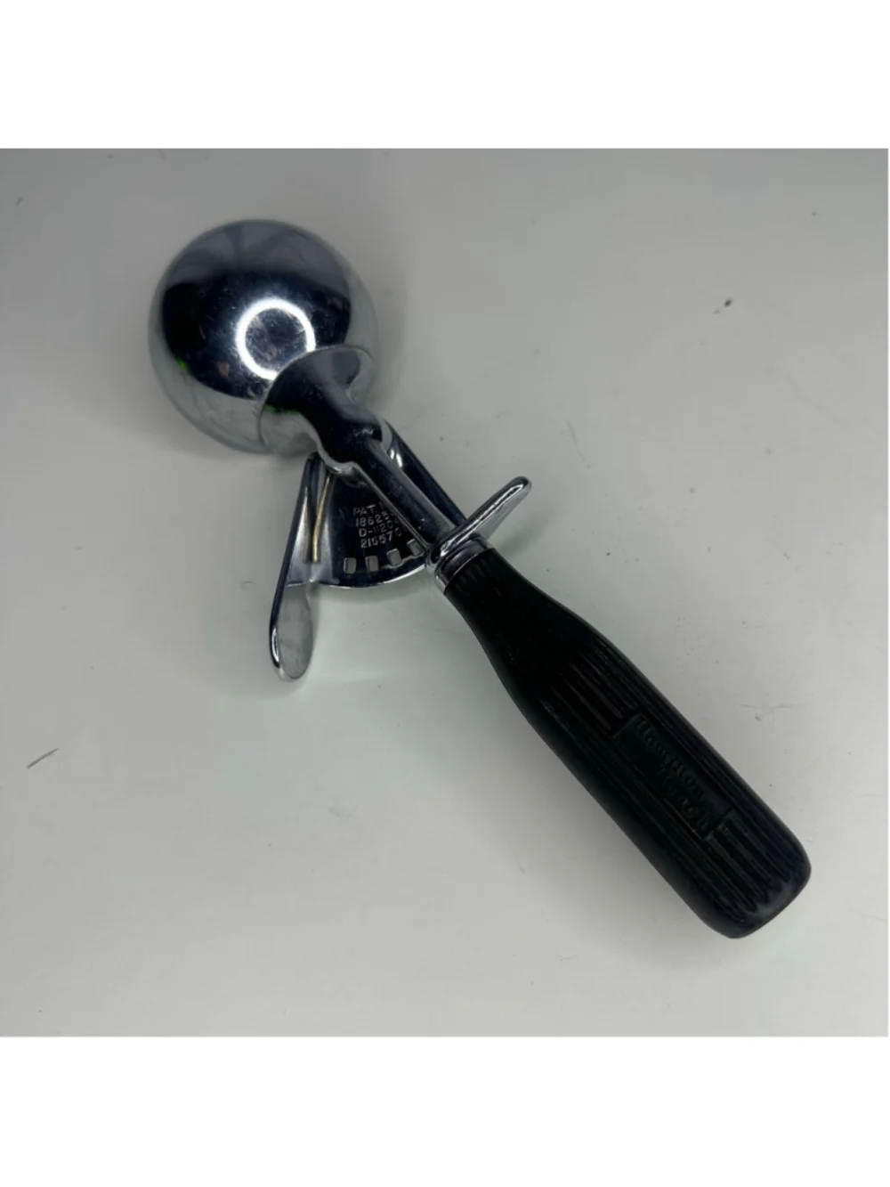 Vintage Hamilton Beach Model 60-B Ice Cream Scoop Size 12 Black Ribbed Handle US